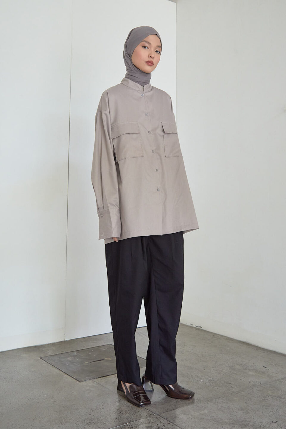 Modest Kana Shirt Taupe - Image 4